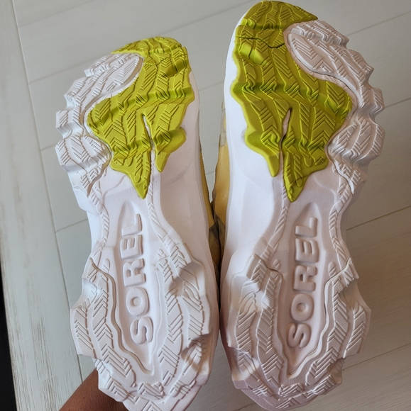 Sorel Kinetic Breakthru Tech Lace Sneaker in Tranquil Yellow & Chalk - Like New - Picture 12 of 16